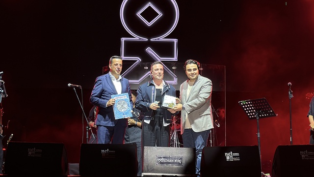 Oğuzhan Koç'a konserde ilginç hediye! Şaşkınlığını gizleyemedi