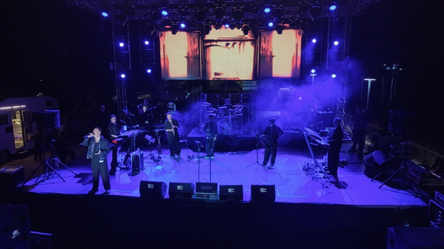 Oğuzhan Koç'a konserde ilginç hediye! Şaşkınlığını gizleyemedi