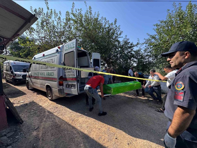 Osmaniye Sumbas Mehmetli'de baba, oğlunu tahra ile öldürdü, gelin ve torun yaralandı
