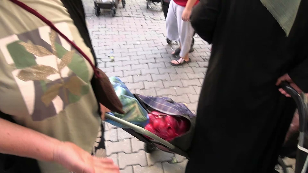 İstanbul Piyalepaşa\'da vatandaşlar emekli aylığına zam açıklamasına tepki gösterdi