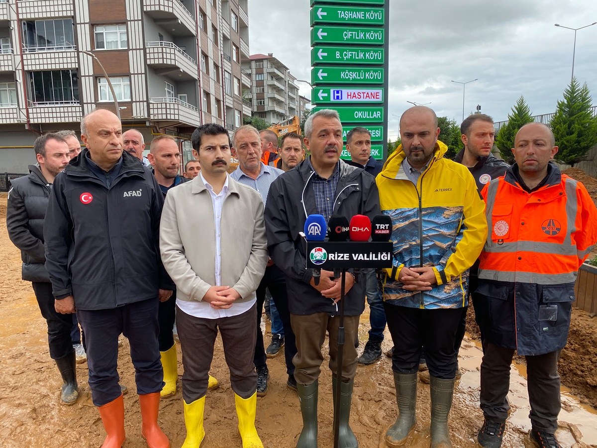 Rize Valisi Baydaş, İyidere\'de su baskınına yol açan menfezi inceledi, can kaybı yok