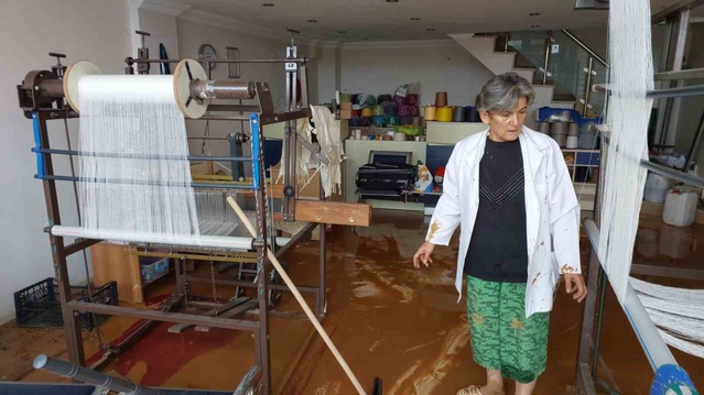 Rize İyidere'de sel suları, Hayati Dursun'un yeni SUV'unu dikiz aynasına kadar gömdü
