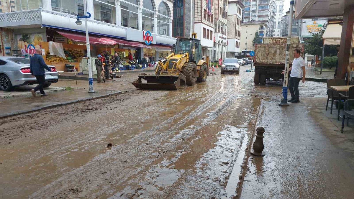Rize Pazar Belediye Başkanı Çakır, ilçede hayatın normale dönmeye başladığını söyledi