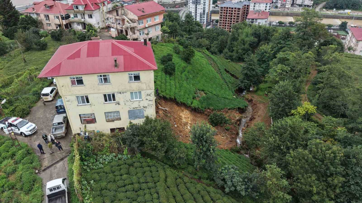 Rize Pazar\'da heyelan nedeniyle 3 katlı konut askıda kaldı, tahliye kararı verilmedi