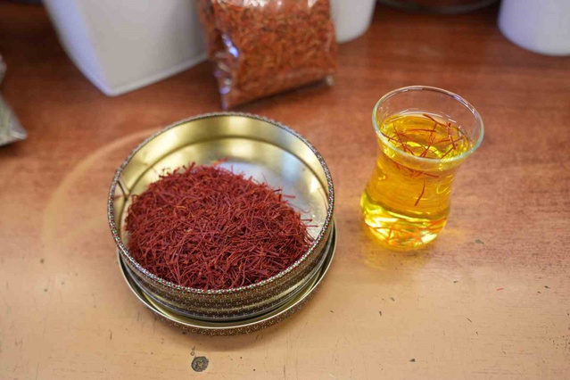 İzmit'te aktar Tezel, safranın kilosunun 900 bin liraya ulaştığını söyledi