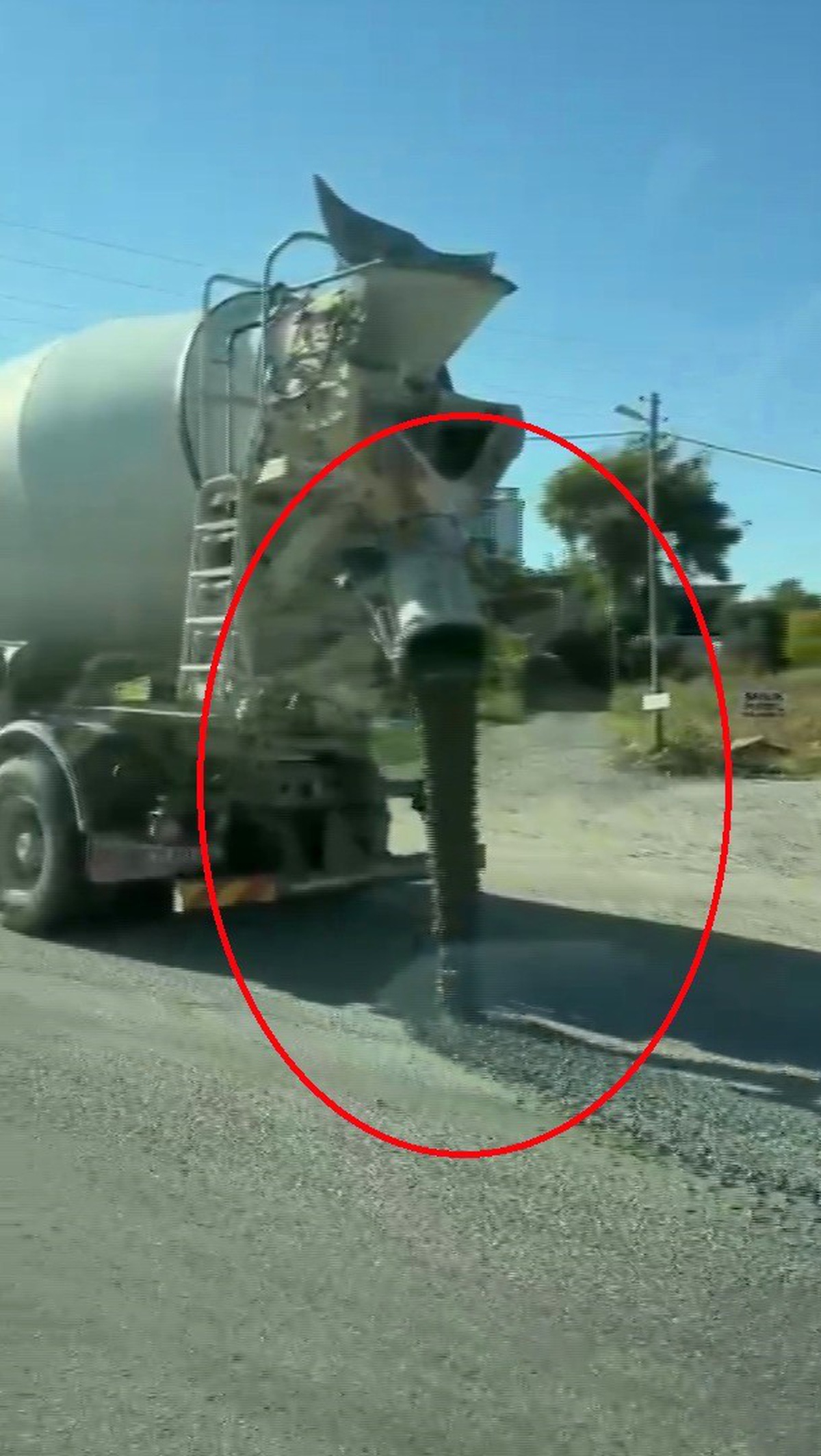 Samandağ\'da yola beton döken mikser sürücüsüne zabıta 191 bin 867 TL ceza kesti