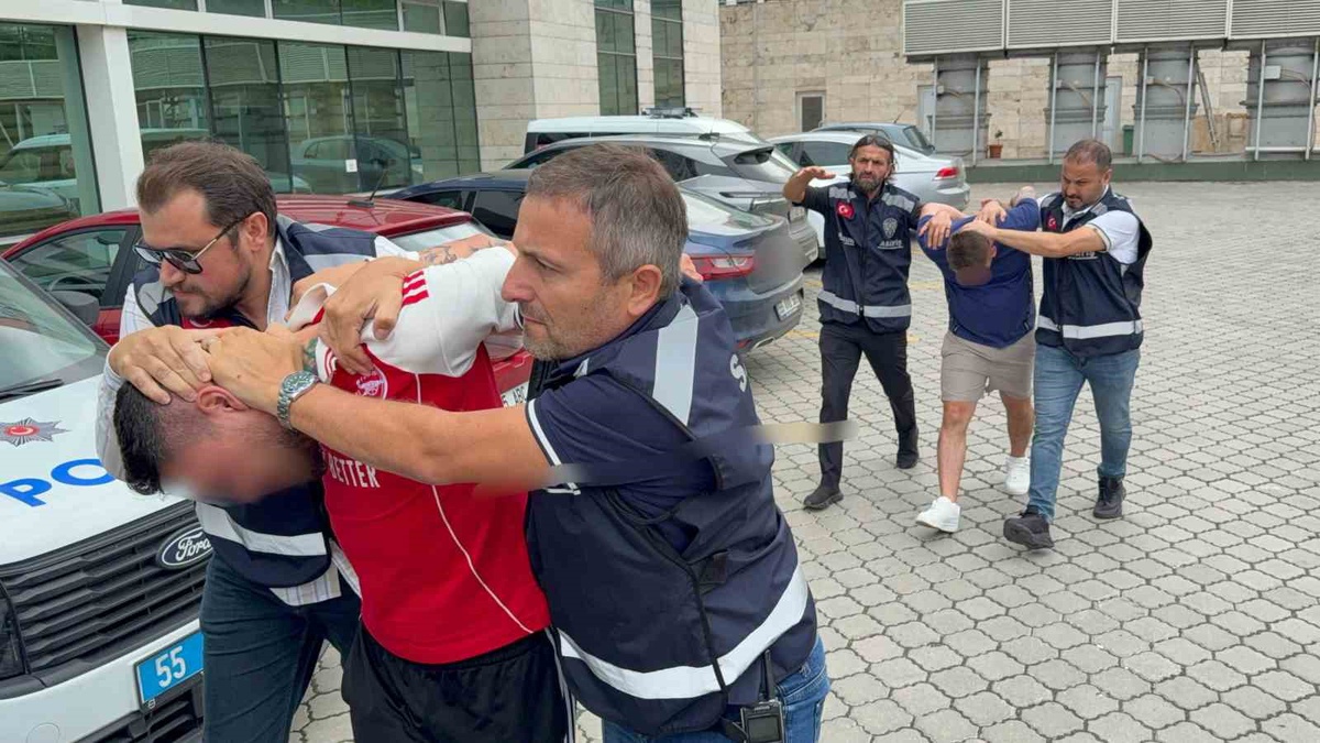 Samsun\'da 15 yıl 7 ay 15 gün hapis cezasıyla aranan hükümlü 2 kişiyle yakalandı