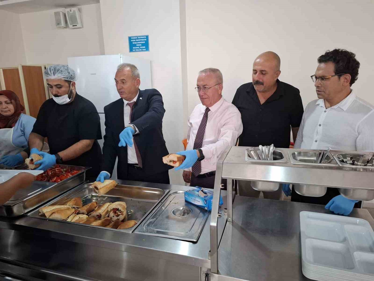 Sarıgöl İlçe Milli Eğitim Müdürü Demirtaş, pansiyonda kepçeyle yemek dağıttı