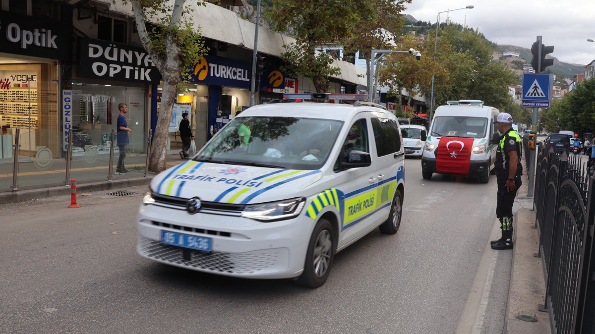 Şehit polisin cenazesini meslektaşları selam vererek uğurladı