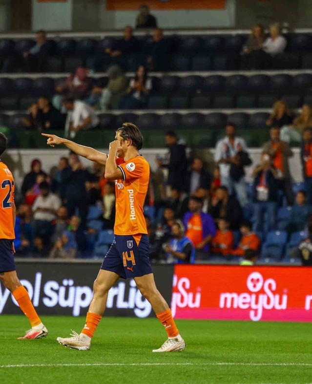 Başakşehir, Gençlerbirliği'ni 4-0 yenerken Shomurodov 2 golle 6'ya ulaştı
