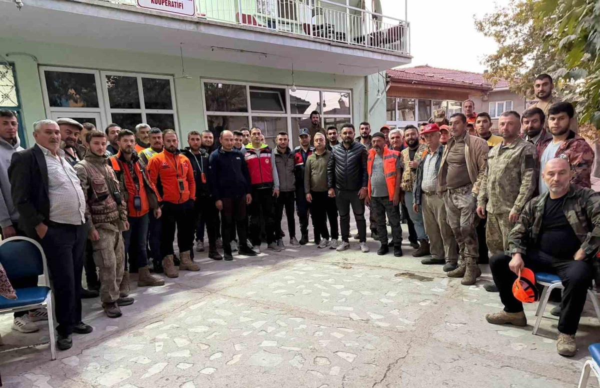 Kütahya Simav\'da tarımsal üretime zarar veren yaban domuzlarına sürek avı düzenlendi