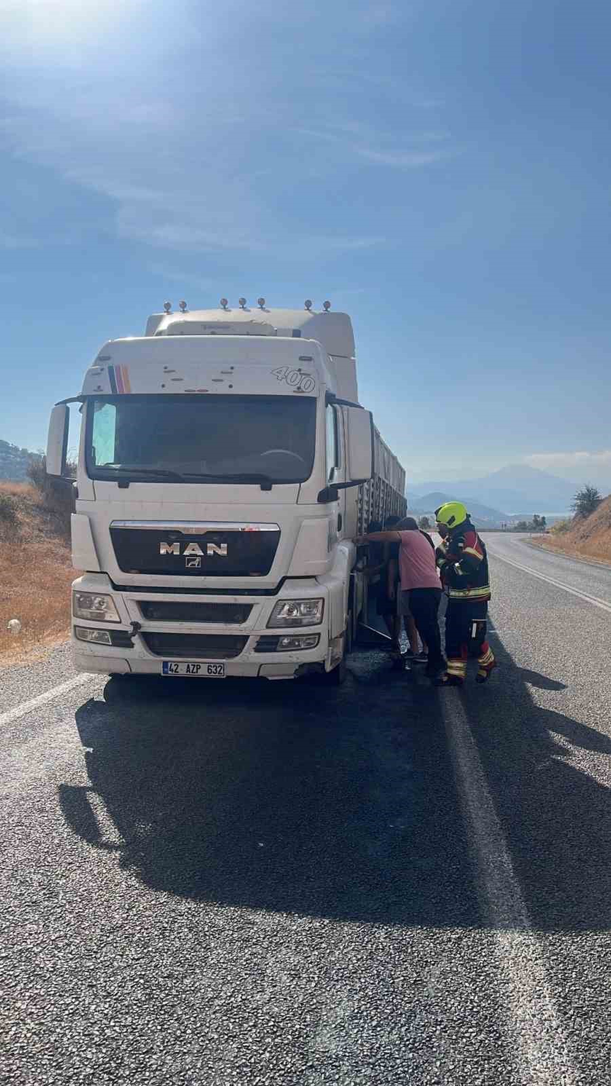 Balıkesir Sındırgı\'da seyir halindeki araçtaki yangına vatandaşlar ilk müdahale etti