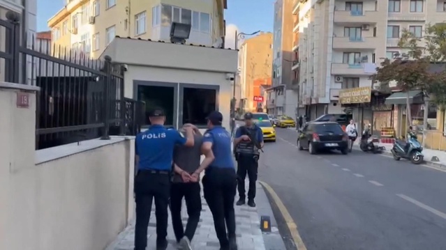 Gülbahar Mahallesi'nde tepki çeken anlar: Aynı sözleri polislerin yanında da yineledi