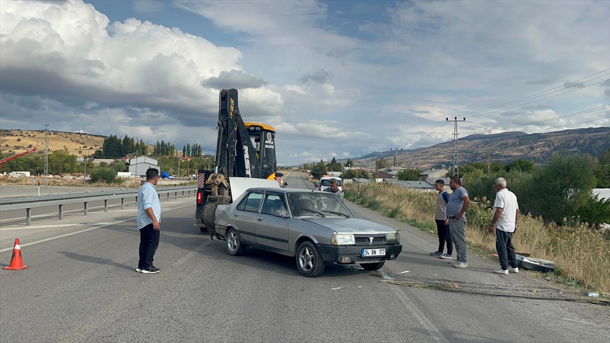 Sivas Akıncılar\'da D-100\'de devrilen otomobilde 66 yaşındaki sürücü yaralandı