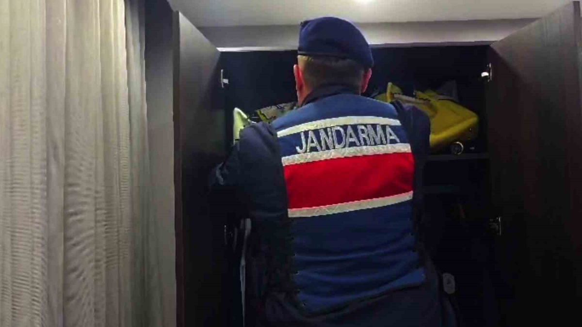 Jandarmanın Sivas merkezli 6 ildeki dolandırıcılık operasyonunda 5 şüpheli tutuklandı