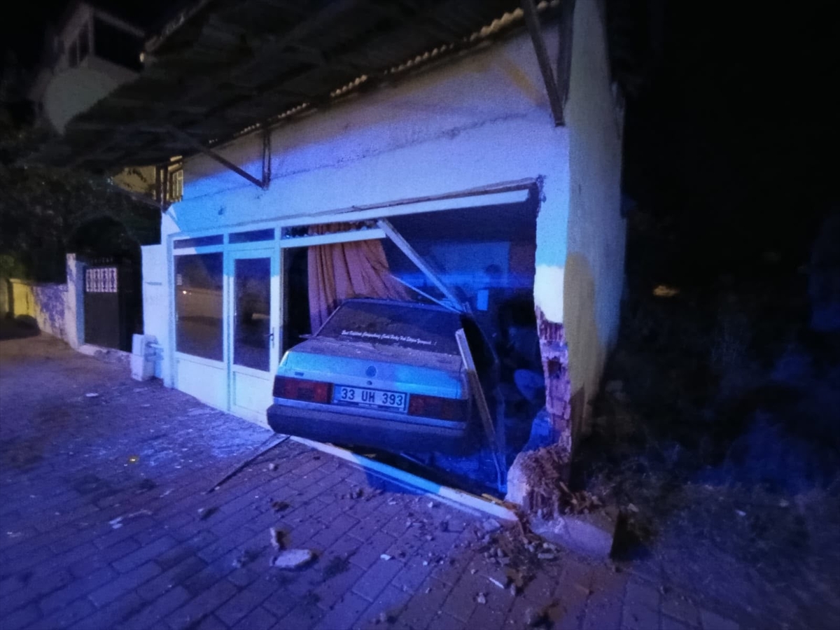 Sivas Suşehri\'de otomobil çöp konteynerine ve garaj duvarına çarptı, 2 kişi yaralandı