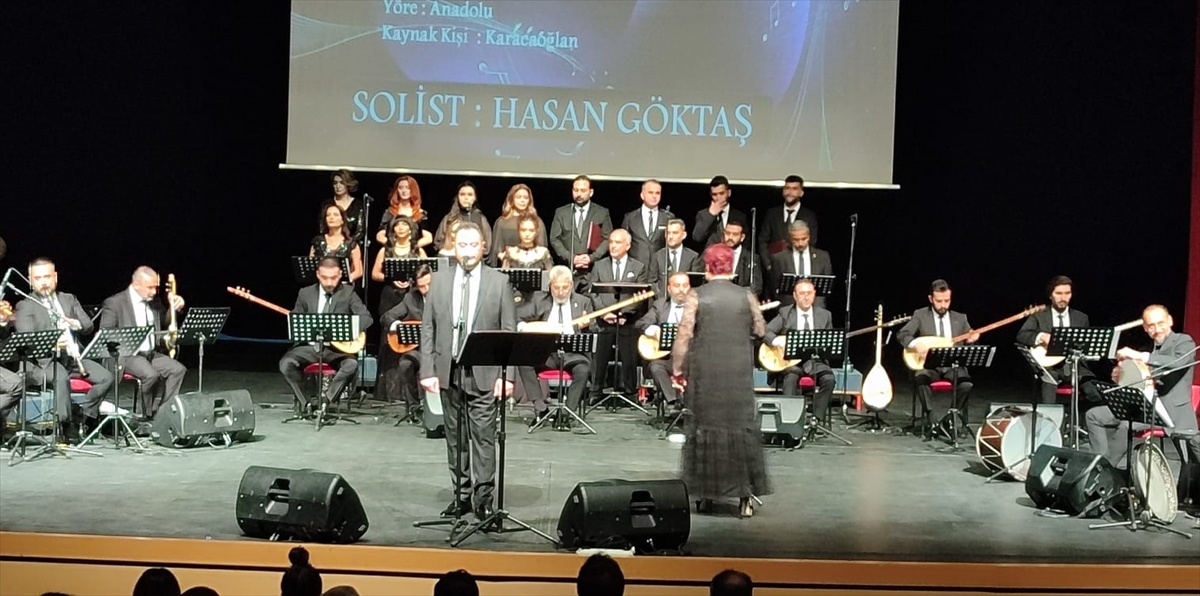 Sivas\'ta Devlet Türk Halk Müziği korosu, Muhsin Yazıcıoğlu Kültür Merkezi\'nde sahne aldı