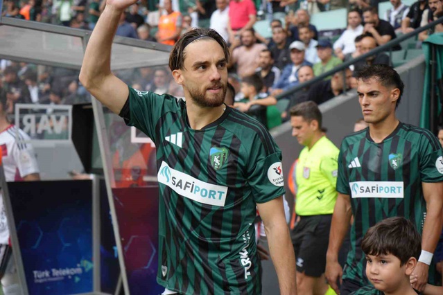 Kocaelispor-Gaziantep FK'da ilk yarı golsüz bitti, 41'de Halil'in şutu auta gitti