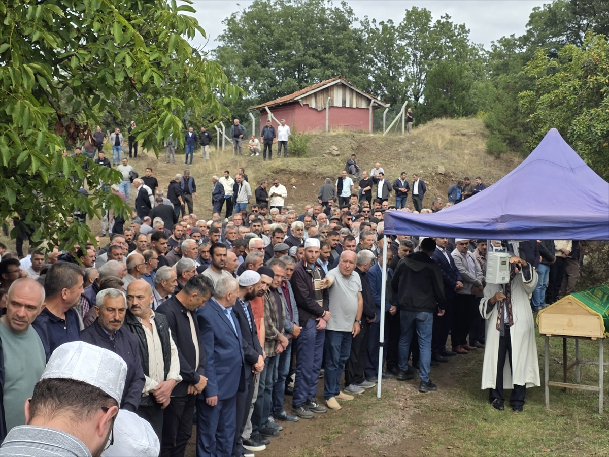 Silahlı saldırıda hayatını kaybeden Hamdi Mor, Kastamonu Araç\'ta toprağa verildi