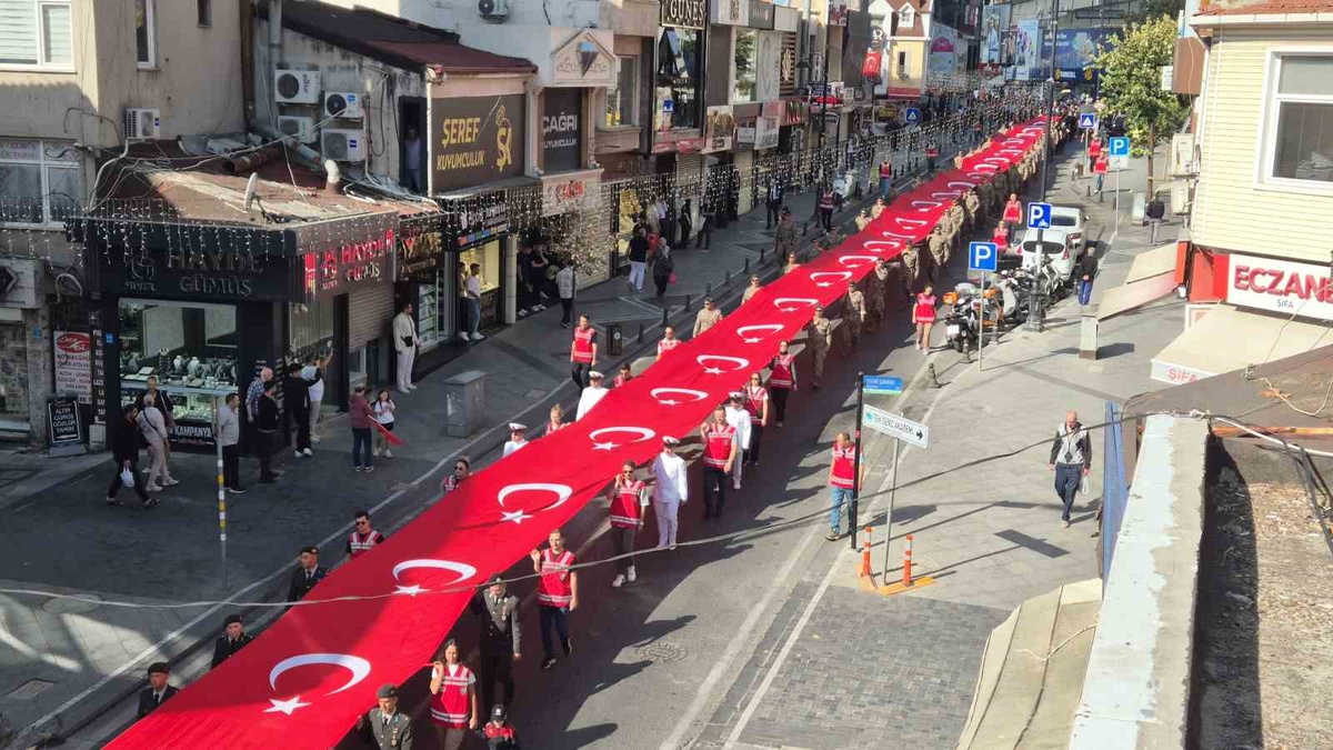 Tekirdağ Süleymanpaşa\'da Gaziler Günü yürüyüşü dev Türk bayrağıyla yapıldı