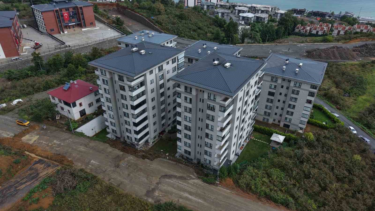 Trabzon\'da sağanak Havalimanı\'nda araçları balçıkta bıraktı, istinat duvarı çöktü