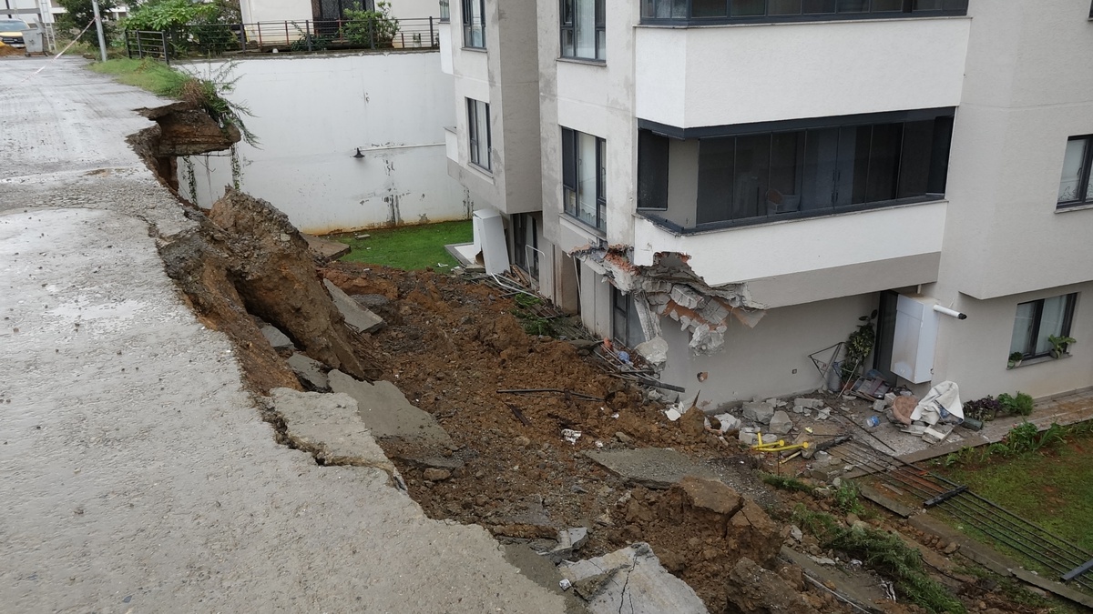 Trabzon\'da metrekareye 50 kg yağış su baskınlarına yol açtı, 2 bina tahliye edildi