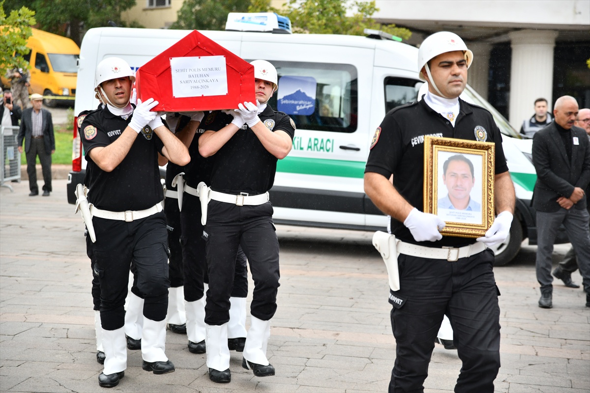 Trafik kazasına müdahale ederken şehit olan polis memuru Sarıyalçınkaya son yolculuğuna uğurlandı