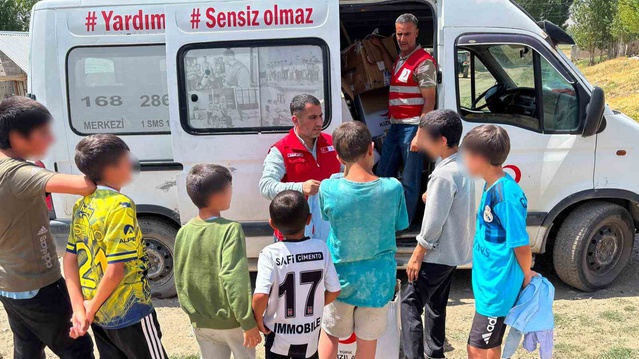 Kızılay Muradiye gönüllüleri köy köy gezdi, 2 bin çocuğa giyim desteği verdi