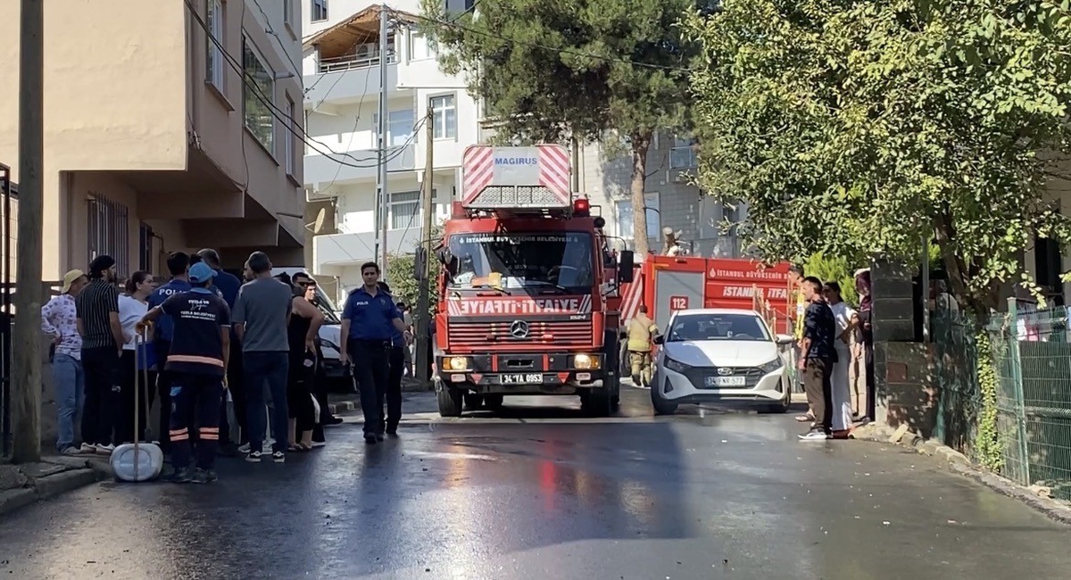 Tuzla Aydınlı\'da 2 katlı binanın çatı yangını yaralanan olmadan söndürüldü