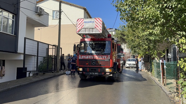 Tuzla Aydınlı'da 2 katlı binanın çatı yangınını itfaiye söndürdü, mutfak tüpü çıkarıldı