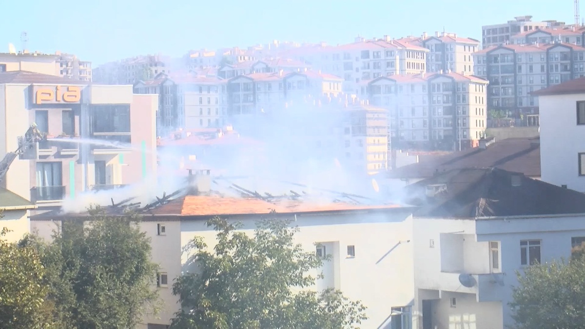 Tuzla\'da çatı tadilatında yangın çıktı, 1 saatte söndürüldü, ölü yaralı yok