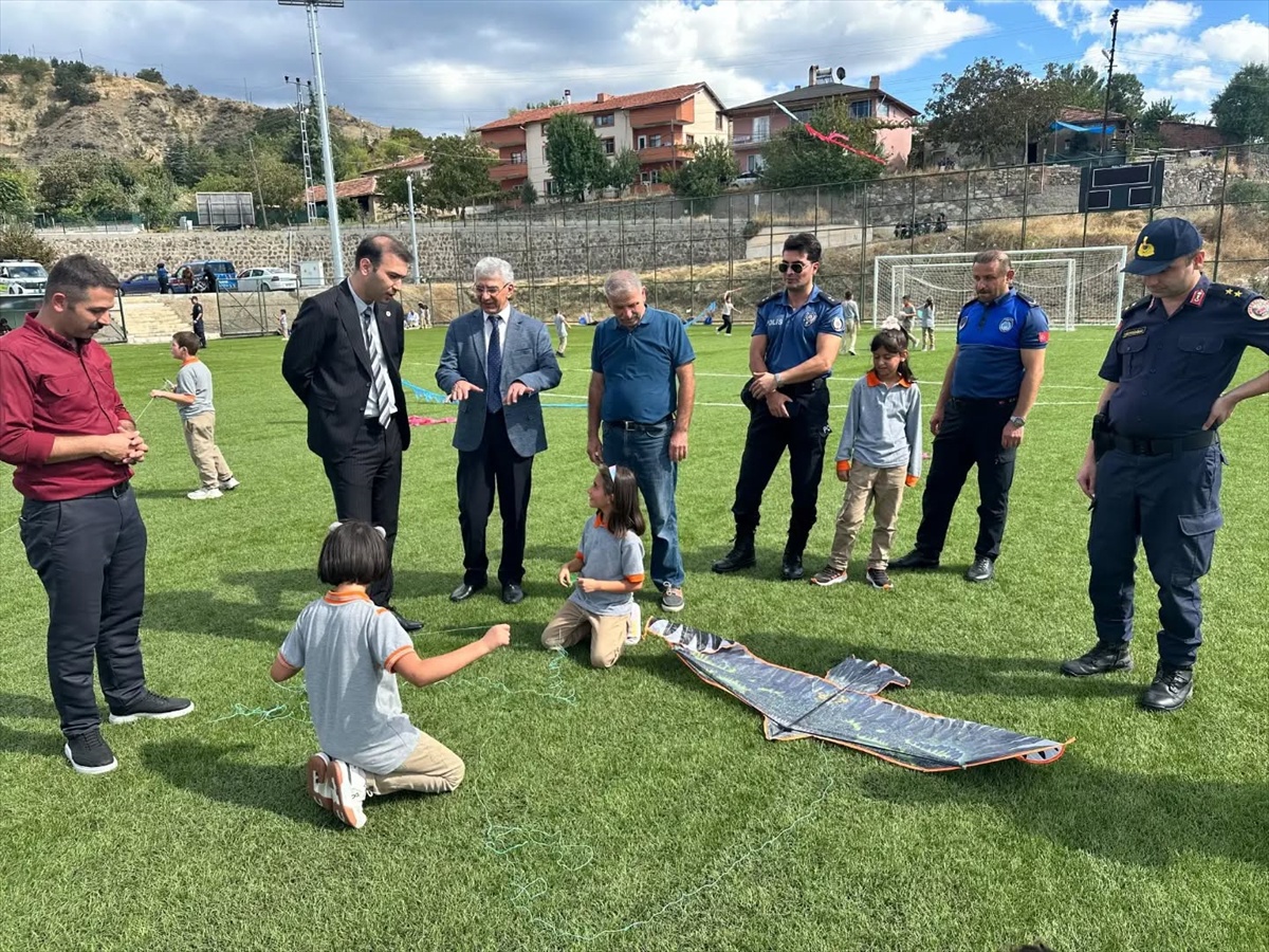 Uğurludağ\'da öğrenciler uçurtmaları Gazze\'deki çocuklara ithafen gökyüzüne bıraktı