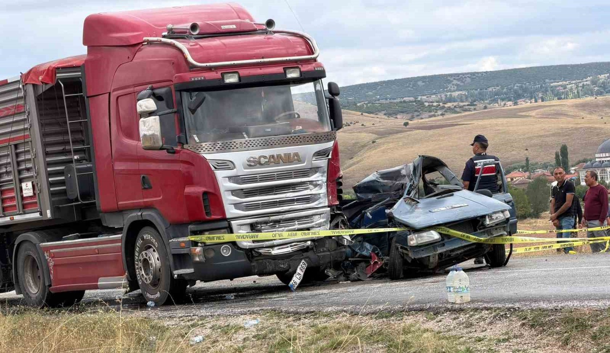Yozgat Kadışehri\'de otomobil ile tır çarpıştı, 1 kişi öldü, 2 kişi yaralandı