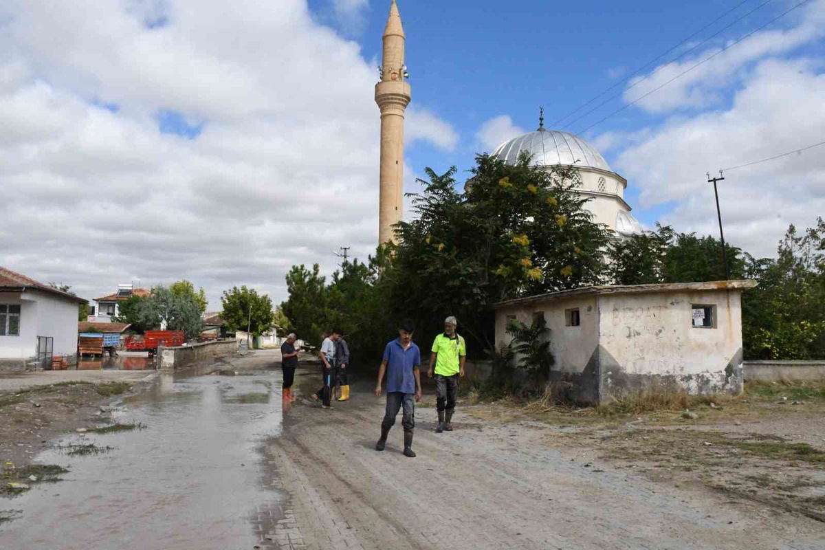 Yozgat Şefaatli\'de sel evleri ve caminin alt katını vurdu, beton mikseri devrildi