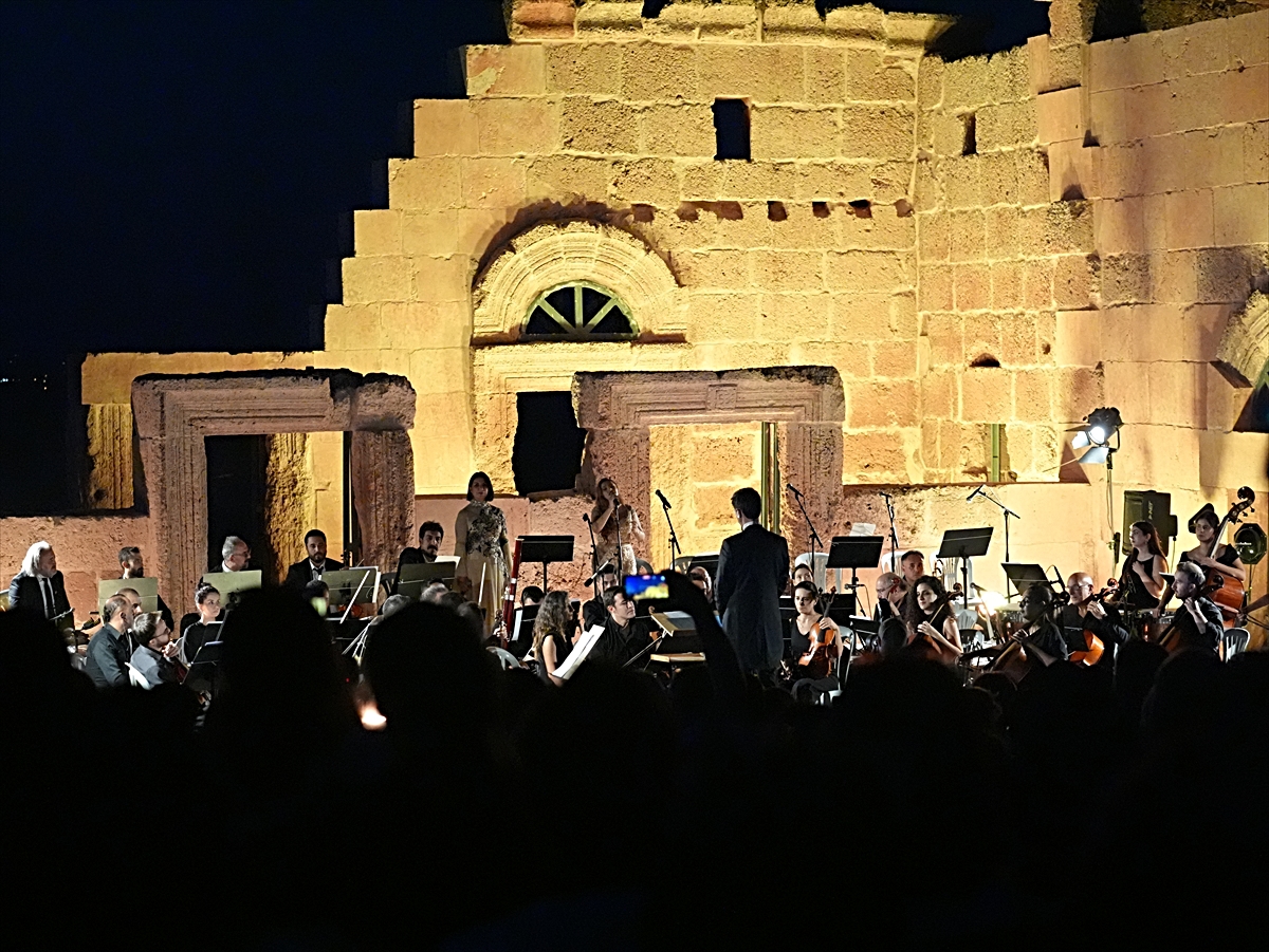 Zerzevan Kalesi\'nde verilen konserin geliri ihtiyaç sahibi öğrencilere burs olacak
