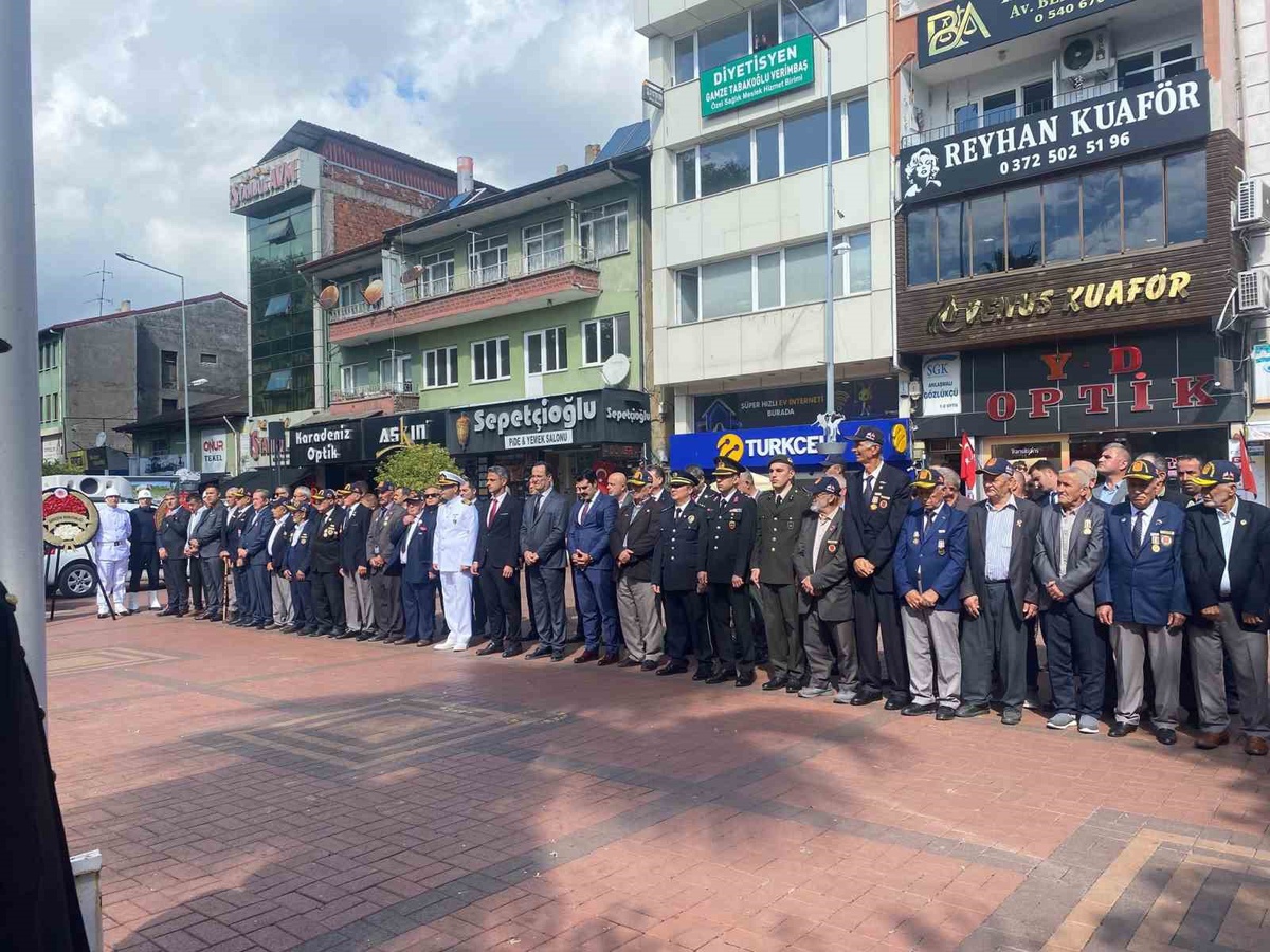 Zonguldak Çaycuma\'da 19 Eylül Gaziler Günü için Atatürk Anıtı önünde tören yapıldı