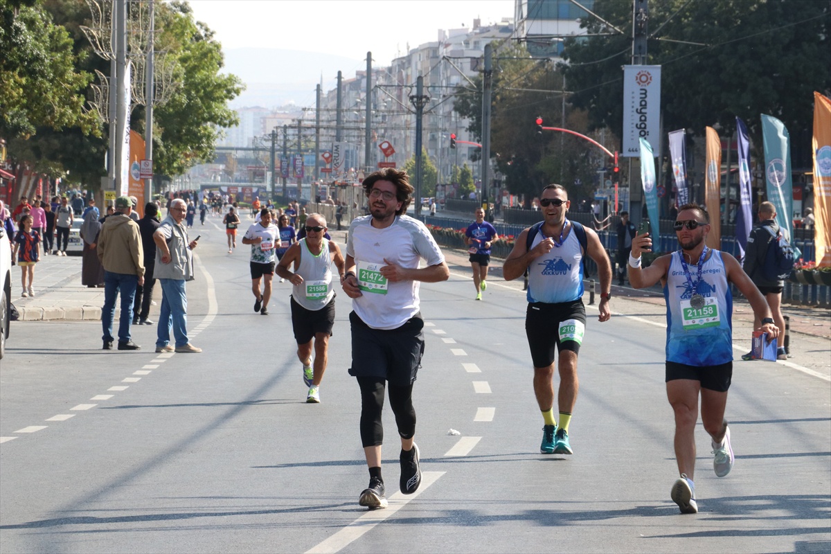 21 ülkeden sporcuların koştuğu Kayseri Yarı Maratonu\'nda Ali Kaya parkur rekoru kırdı