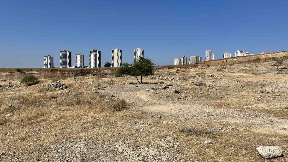 Adana\'da boş arazide ölü bulunan 35 yaşındaki şahıs Adli Tıp\'a kaldırıldı