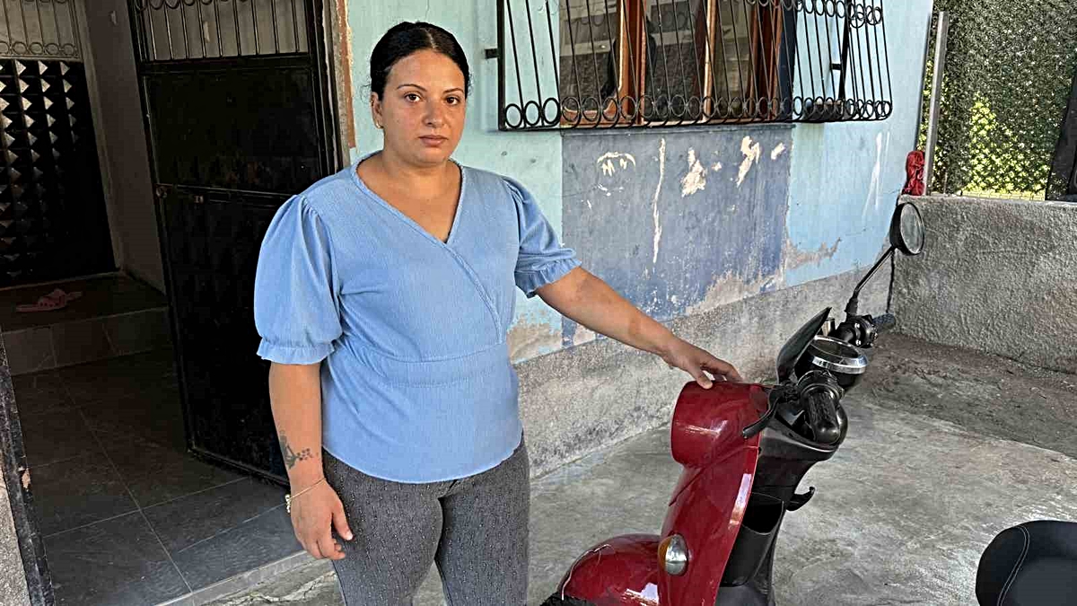 Adana Yüreğir\'de çocuklarını okula götüren anne, ehliyetsiz sürücüden şikayetçi oldu