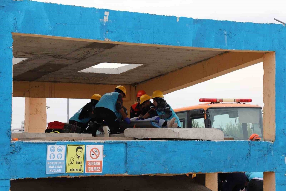 Adıyaman\'da UMKE\'nin deprem tatbikatına 32 gönüllü katıldı, Müdür Şirik izledi