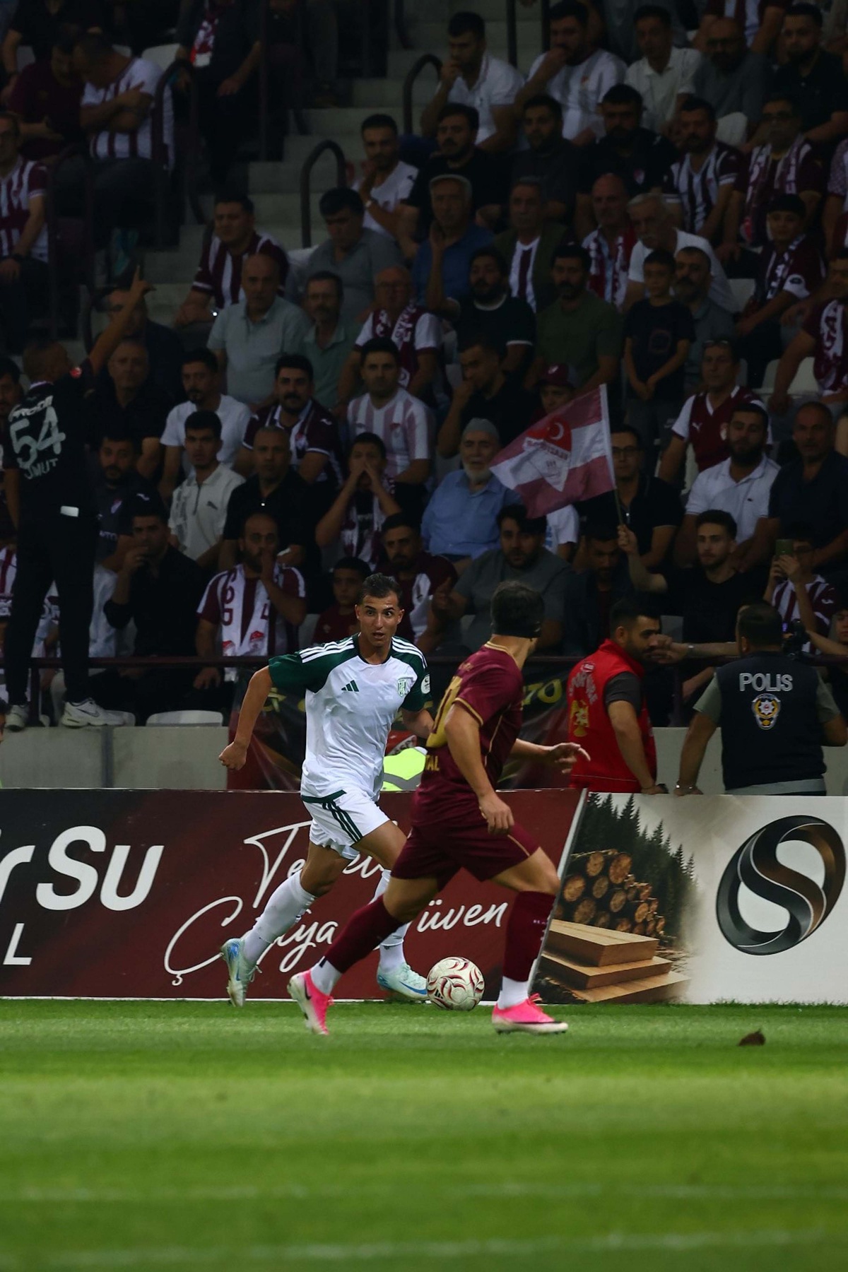 Aliağa Futbol, Elazığ deplasmanında 5-0 yenilip liderliği Elazığspor\'a bıraktı