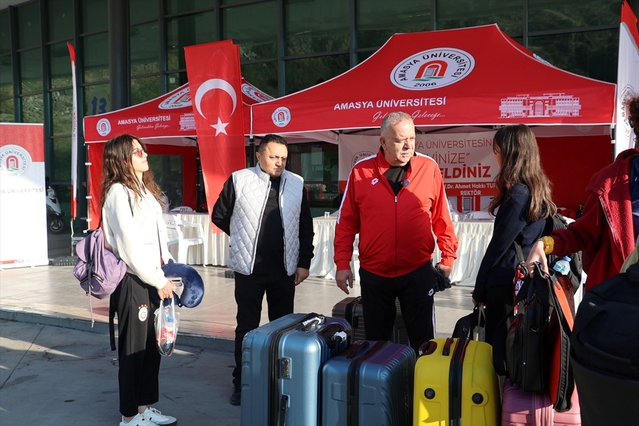 Amasya Üniversitesi, kente gelen öğrenciler için otogarda karşılama düzenledi