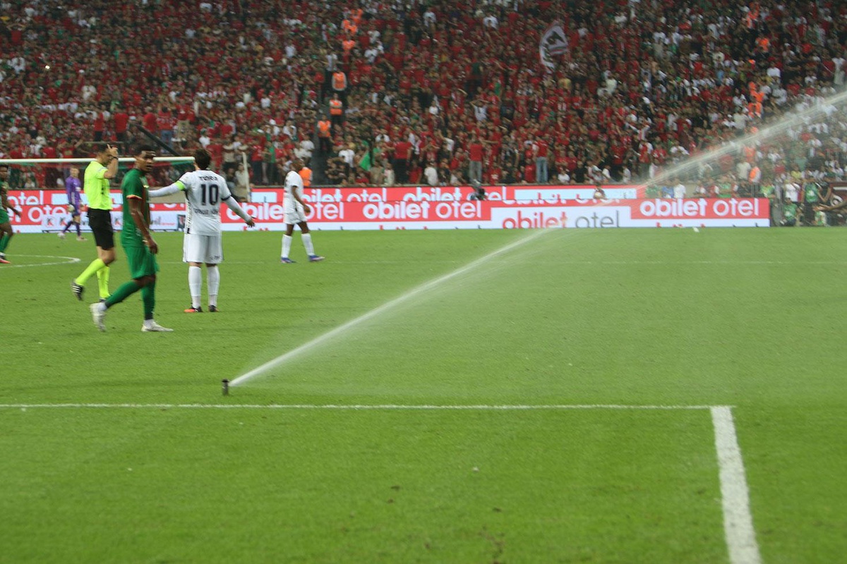Amedspor-Beşiktaş maçı oynandığı sırada saha içerisinde büyük sürpriz
