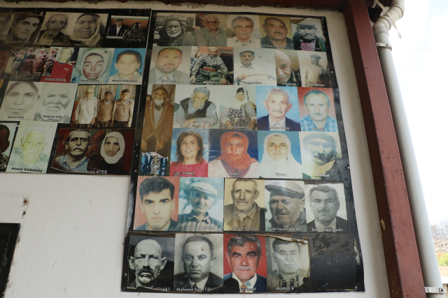 Aksu'da vefat edenlerin fotoğrafları 8 yıldır köy meydanında duvara asılıyor