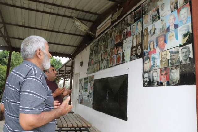 Aksu'da vefat edenlerin fotoğrafları 8 yıldır köy meydanında duvara asılıyor