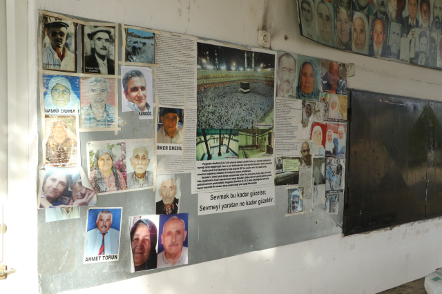 Aksu'da vefat edenlerin fotoğrafları 8 yıldır köy meydanında duvara asılıyor