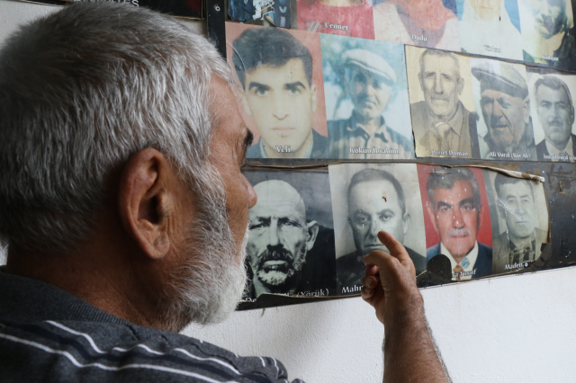 Aksu'da vefat edenlerin fotoğrafları 8 yıldır köy meydanında duvara asılıyor
