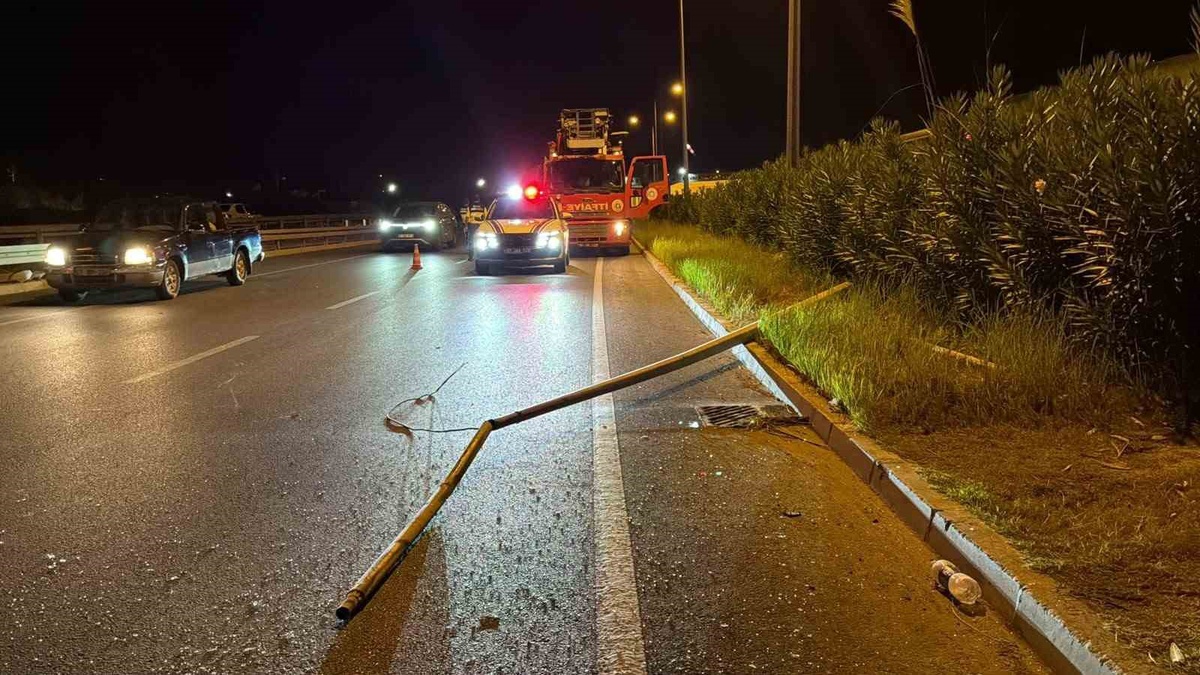 Antalya Gazipaşa\'da panelvan direğe ve seraya çarptı, pazarcı sürücü yaralandı