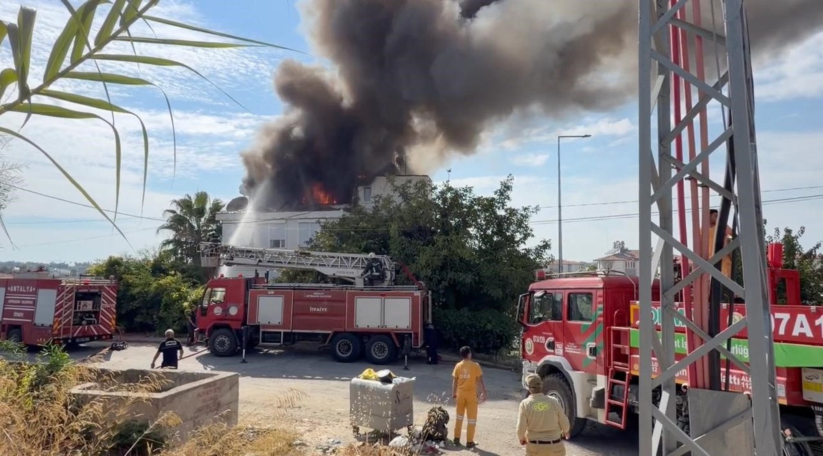 Antalya Manavgat\'ta 4 katlı binanın çatı yangını diğer katlara sıçramadan söndürüldü
