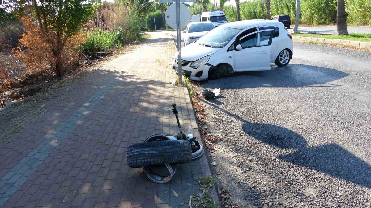 Antalya Manavgat\'ta araçlar refüje daldı, dakikalar arayla 2 kazada 3 kişi yaralandı